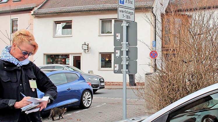 Langzeitparker hinter der Sparkasse bekommen von Christa Lehmann eine Verwarnung. Foto: Johanna Blum