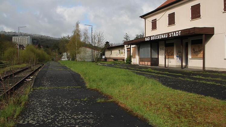 Da hakt's noch: Die Stadt Bad Brückenau möchte das Bahnhofsgelände kaufen. Doch die Entwidmung der Bahnstrecke zieht sich hin. Foto: Ulrike Müller
