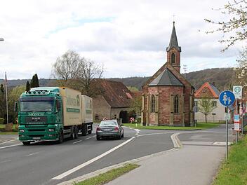 An der Ortsdurchfahrt von Kleinbrach treffen verschiedene Probleme aufeinander. Es fehlen eine barrierefreie Bushaltestelle für den Überlandverkehr und eine sichere Querung für die Fußgänger. Die Straße ist außerdem zu schmal für eine Insel, und die Autos sind zu schnell unterwegs. Foto: Kathrin Kupka-Hahn