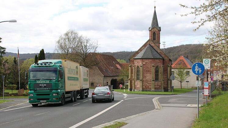 An der Ortsdurchfahrt von Kleinbrach treffen verschiedene Probleme aufeinander. Es fehlen eine barrierefreie Bushaltestelle für den Überlandverkehr und eine sichere Querung für die Fußgänger. Die Straße ist außerdem zu schmal für eine Insel, und die Autos sind zu schnell unterwegs. Foto: Kathrin Kupka-Hahn