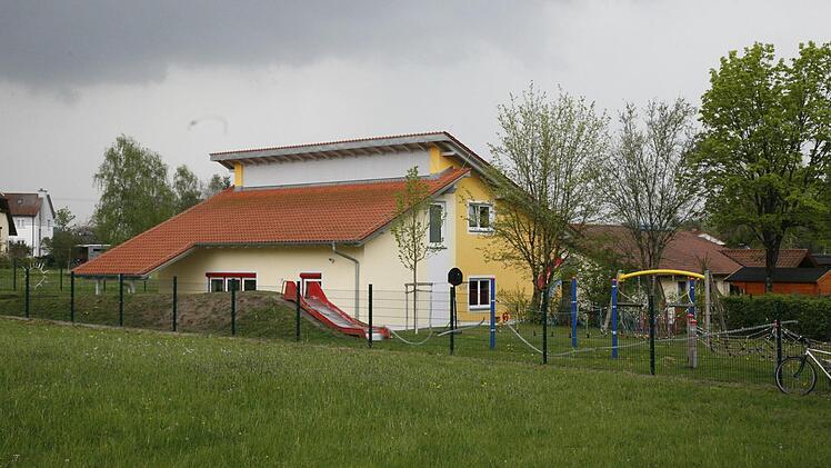 Seit 25 Jahren besteht das Kinderhaus "Regenbogen" am Haus der Jugend in Rugendorf. 2013 wurde es um eine Tagesstätte erweitert. Foto: Klaus Klaschka