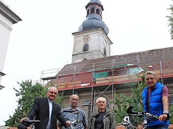 Dekan Kilian Kemmer, die Verantwortlichen der Fußwallfahrt, Gerhard Wirkner und Hans Häfner, sowie Elmar Gerner (v. l.) sind guter Dinge für das Zweiradprojekt. Foto: Andreas Hofbauer