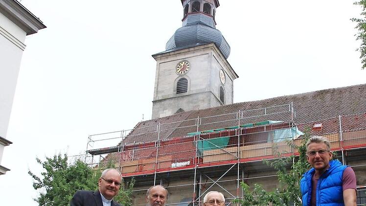 Dekan Kilian Kemmer, die Verantwortlichen der Fußwallfahrt, Gerhard Wirkner und Hans Häfner, sowie Elmar Gerner (v. l.) sind guter Dinge für das Zweiradprojekt. Foto: Andreas Hofbauer