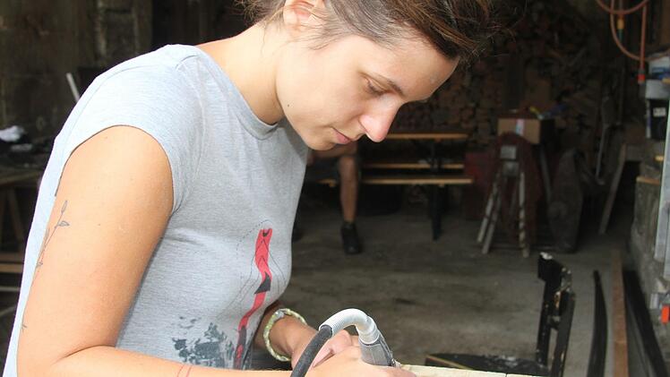 Jitka Tomanoyá arbeitet mit ausgedienten Skateboards. Foto: Sonny Adam