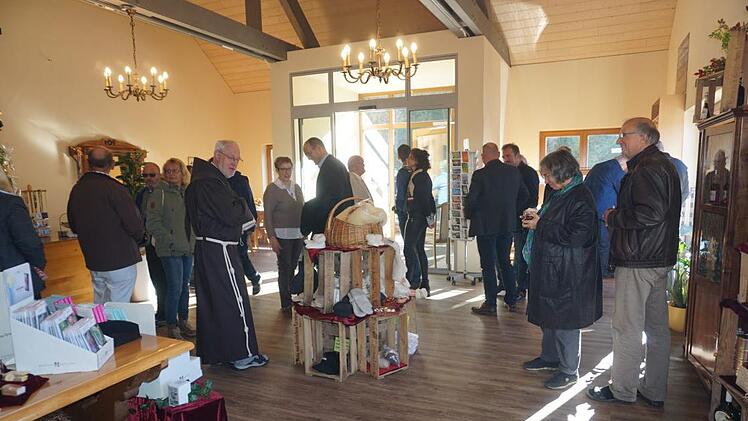 Groß war das Interesse am neuen Klosterladen, der am Samstag Vormittag auf dem Kreuzberg eröffnet wurde. Foto: Marion Eckert