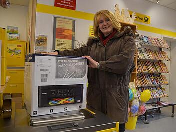 Anke Kroll schickt das erste Paket gefüllt mit 20 Kilo alter Stifte auf die Reise. Rainer Lutz