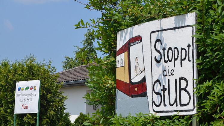 Protestplakate gegen die Stadt-Umland-Bahn von Anwohnern der Rathgeberstraße in Herzogenaurach. Foto: Bernhard Panzer
