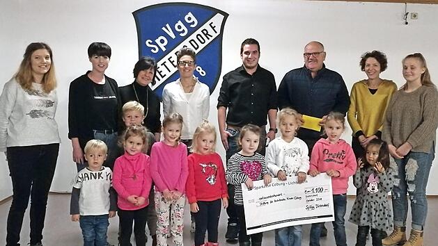 Der Erl&ouml;s der Tombola beim Kinderfest auf dem Sportgel&auml;nde der SpVgg Dietersdorf sowie das Geld aus den Sammeldosen wurde, wie in den Jahren zuvor, wieder an die Kinderkrebsstiftung Coburg &uuml;berreicht, die den Organisatoren sehr am Herzen liegt. Foto: privat