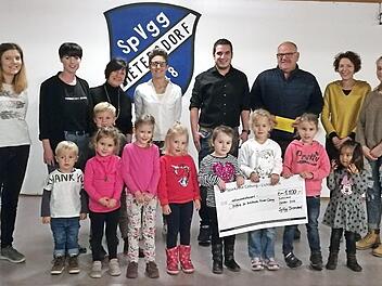 Der Erl&ouml;s der Tombola beim Kinderfest auf dem Sportgel&auml;nde der SpVgg Dietersdorf sowie das Geld aus den Sammeldosen wurde, wie in den Jahren zuvor, wieder an die Kinderkrebsstiftung Coburg &uuml;berreicht, die den Organisatoren sehr am Herzen liegt. Foto: privat