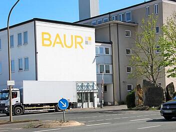 Zwischen 22 und 6 Uhr dürfen Waren am Versandgebäude der Firma Baur angeliefert werden. Der Bauausschuss gab grünes Licht. Pro Stunde fahren zwei Lkw über die Hauptpforte (Bild) aufs Gelände.  Foto: Stöckel