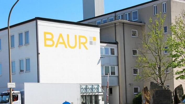Zwischen 22 und 6 Uhr dürfen Waren am Versandgebäude der Firma Baur angeliefert werden. Der Bauausschuss gab grünes Licht. Pro Stunde fahren zwei Lkw über die Hauptpforte (Bild) aufs Gelände.  Foto: Stöckel
