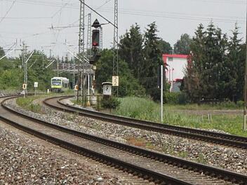 Ungefähr bis dort, wo der Zug aus Ebern auftaucht, reicht der Ausbauabschnitt Hallstadt. Rechts: das Gewerbegebiet Am Börstig Foto: Hans Kurz