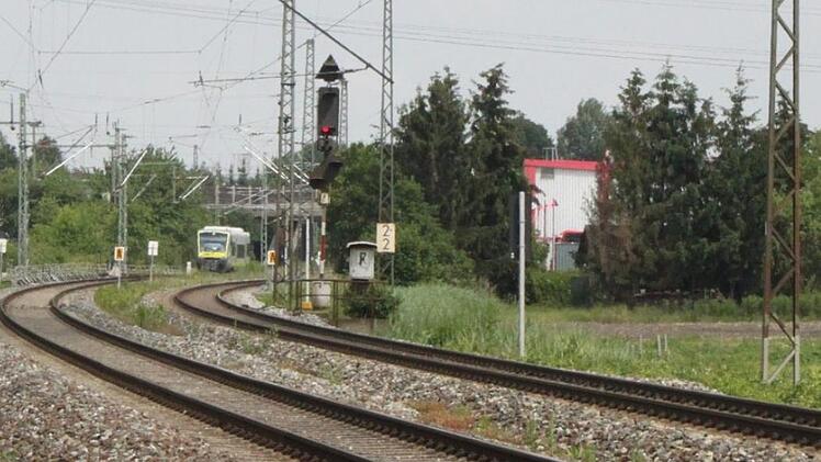 Ungefähr bis dort, wo der Zug aus Ebern auftaucht, reicht der Ausbauabschnitt Hallstadt. Rechts: das Gewerbegebiet Am Börstig Foto: Hans Kurz