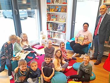 Unser Bild zeigt „Lesetante“ Caro Sundt mit den kleinen Zuhörern und Bürgermeister Franz Uome.