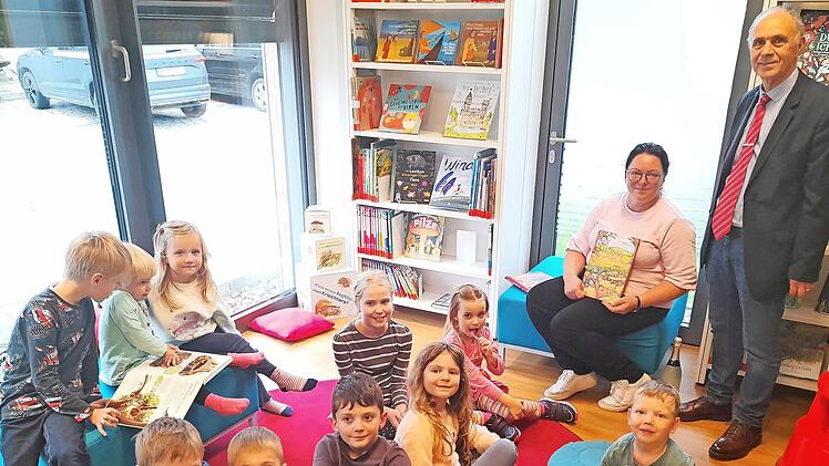 Unser Bild zeigt „Lesetante“ Caro Sundt mit den kleinen Zuhörern und Bürgermeister Franz Uome.