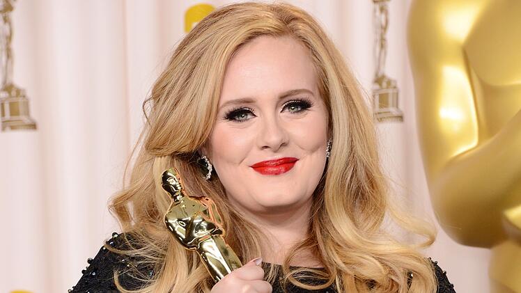 Gesungen hatte das Titellied zu "Skyfall" die britische Ausnahmes&auml;ngerin Adele, hier bei der 85. Oscar-Verleihung im Jahr 2013 in Los Angeles.