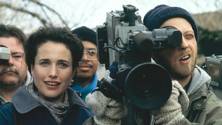 Rita (Andie MacDowell) und Kameramann Lary (Chris Elliott) w&auml;hrend der Murmeltier-Zeremonie.