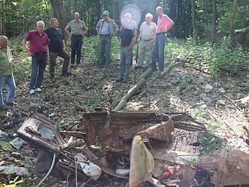 Noch eine Entdeckung: der einstige Schuttplatz von Heubach - mitten im Wald. Selbst ein VW Käfer wurde dort abgelegt. Fotos: Ralf Kestel