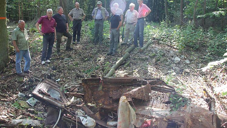 Noch eine Entdeckung: der einstige Schuttplatz von Heubach - mitten im Wald. Selbst ein VW Käfer wurde dort abgelegt. Fotos: Ralf Kestel