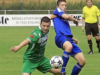 VfL-Akteur Gerald Kalb (rechts) verwandelte in der 60. Minute einen Strafstoß zur Frohnlacher 1:0-Führung. Von diesem Zeitpunkt an gestaltete sich die Partie deutlich spannender.  Foto: T. Geldner