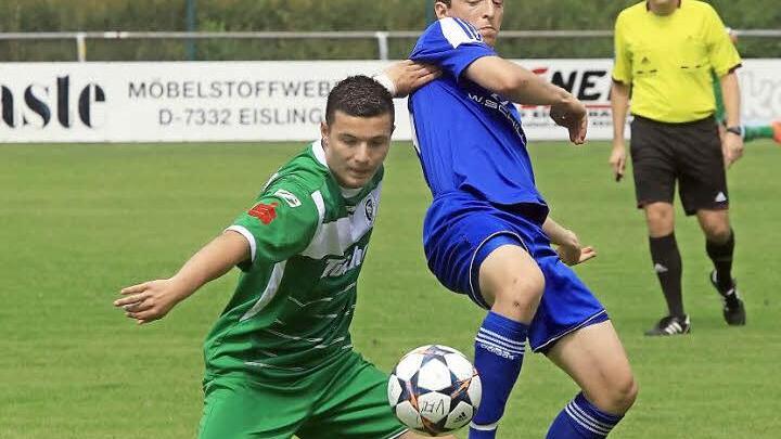 VfL-Akteur Gerald Kalb (rechts) verwandelte in der 60. Minute einen Strafstoß zur Frohnlacher 1:0-Führung. Von diesem Zeitpunkt an gestaltete sich die Partie deutlich spannender.  Foto: T. Geldner