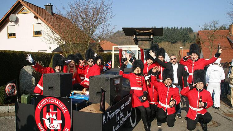 Wer braucht schon ein Prinzenpaar, fragte der Stammtisch "Schiffschaukelbremskeilschnitzer" und flog die Queen samt Garde nach Oberaurach ein.