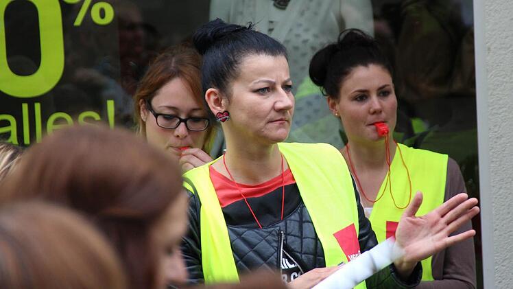 H&M Mitarbeiter protestieren in Bad Kissingen. Foto: Benedikt Borst