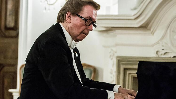 Hans-Dieter Bauer gestaltete einen Schumann-Abend im Kaisersaal von Kloster Banz. Foto: Jochen Berger