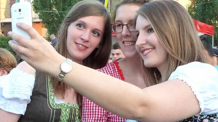 Auch beim Altmain-Weinfest durften die Handy-Selfies nicht fehlen