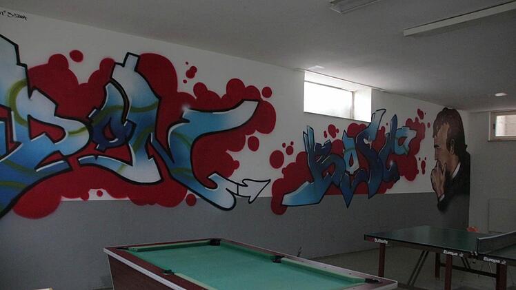 Ein cooler Raum für den Zeitvertreib. Das Graffiti an der Wand malte ein ehemaliger Zivi für das Schülerwohnheim und die Jugendherberge. Foto: Jennifer Hauser