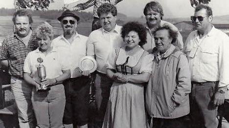 Die Teilnehmer der zweiten Vereinswanderung am 14. Juni 1986 (von links): Edwin Mündel, Hannelore Huhs, Klaus Schramm, Bürgermeister Manfred Huhs, Erna Gebauer, Zweiter Bürgermeister Raimund Huber, Luise Ploß und Erhard Odörfer; im Hintergrund Andreas Greim mit dem FWV-Wimpel Foto: privat