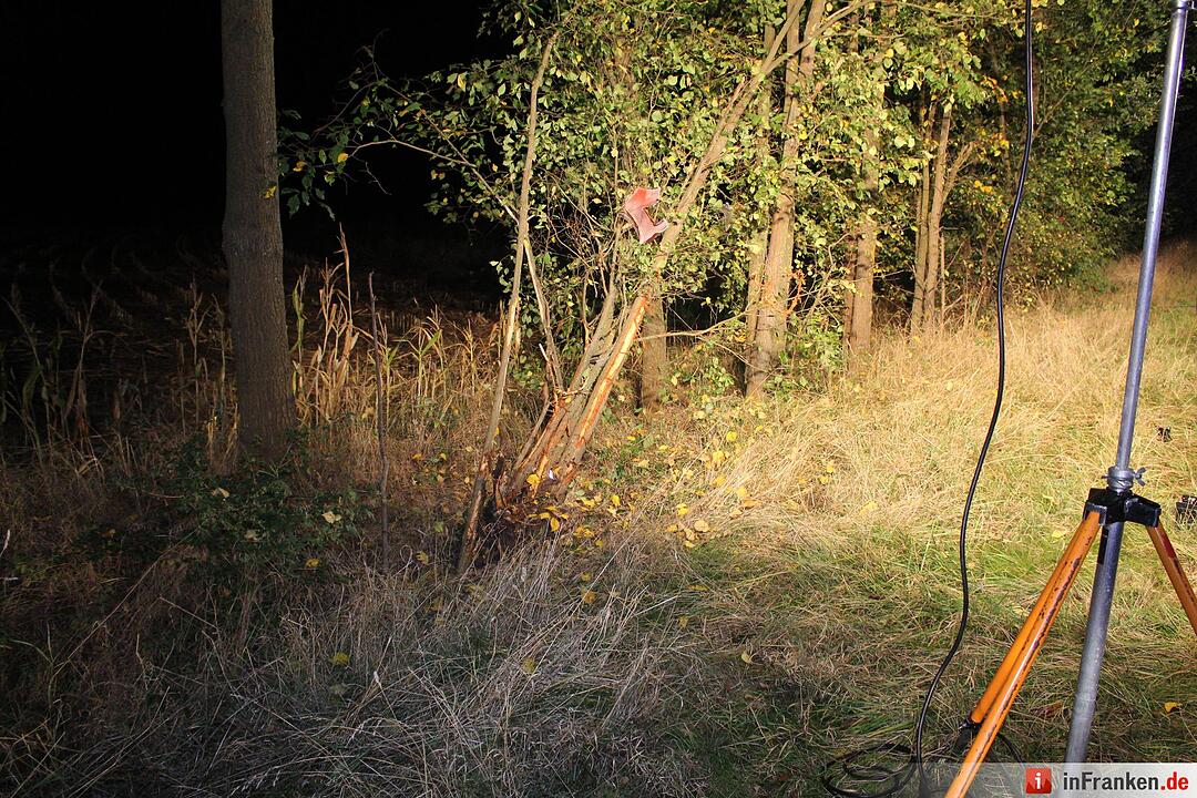 Pkw kracht in Baumgruppe und überschlägt sich bei Ödenreuth