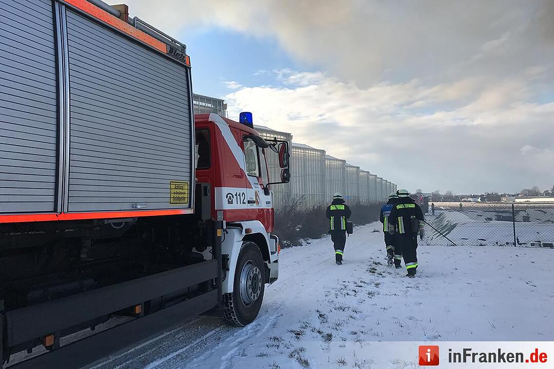 Vollbrand Lagerhalle im Nürnberger Norden