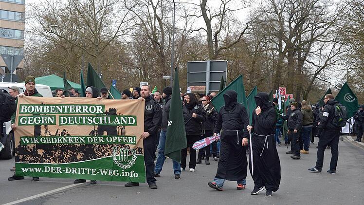 Aufmarsch der vom Verfassungsschutz beobachteten Neonazi-Kleinstpartei "Der III. Weg" am Samstag in W&uuml;rzburg. Foto: epd