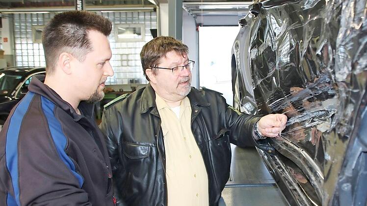 Wie kam der Schaden zustande? Bei einer Unfallflucht wird der Wagen genau untersucht . Symbolbild: Ralf Ruppert