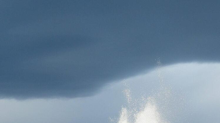 Spektakul&auml;r: Der Geysir "Strokkur" schie&szlig;t alle paar Minuten eine meterhohe Font&auml;ne in die Luft. Foto: privat