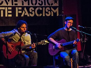 Simon und Jan begeisterten ihr Publikum beim Auftritt im Coburger "Domino".Jochen Berger
