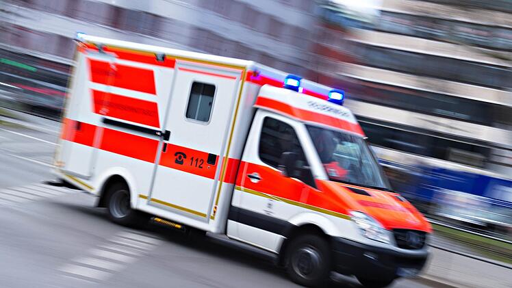 In der Folge eines Zusammenstoßes mit einem Autofahrer wurde ein zwölfjähriges Mädchen am Mittwochmorgen in Forchheim verletzt. Die Schülerin war mit ihrem Fahrrad unterwegs. Symbolfoto:  Nicolas Armer/dpa