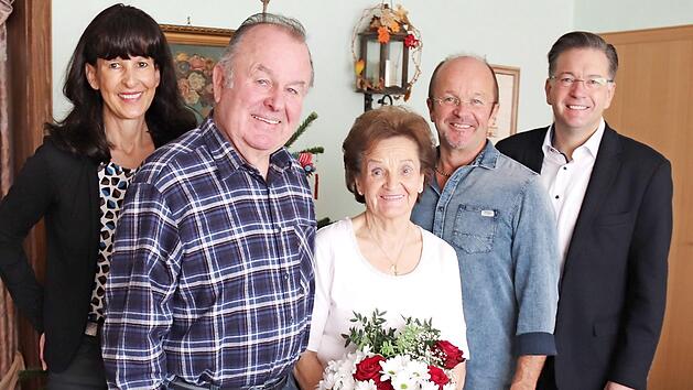 Tochter Hildegard, Sohn Robert und Bürgermeister Karsten Fischkal (r.) gratulierten Anni und Rudi Kosma. Foto: Johanna Blum