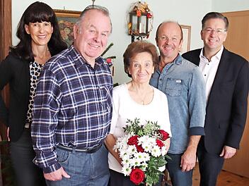 Tochter Hildegard, Sohn Robert und Bürgermeister Karsten Fischkal (r.) gratulierten Anni und Rudi Kosma. Foto: Johanna Blum