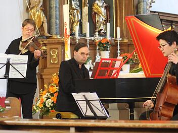Auf dieser Aufnahme ist aus dem Quartett kurzzeitig ein Trio geworden. Zu sehen: Ruth Ellner (Barockvioline), Ralf Waldner (Cembalo) und Yosuke Kurihara (Barockposaune). Foto: Markus Häggberg