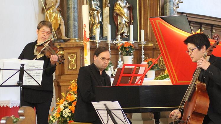 Auf dieser Aufnahme ist aus dem Quartett kurzzeitig ein Trio geworden. Zu sehen: Ruth Ellner (Barockvioline), Ralf Waldner (Cembalo) und Yosuke Kurihara (Barockposaune). Foto: Markus Häggberg