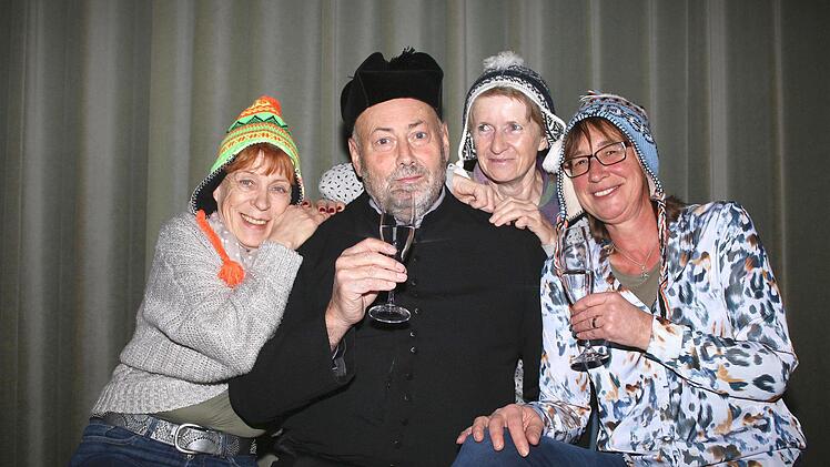 Hahn im Korb: Pfarrer Valentin Klops (Ewald Moser) inmitten der Stammkundinnen Helga Rostich (Christine Bauer, links), sowie (von rechts) Wilma Herzig (Regina Lang) und Erna Ranzig (Margot Wittig). Auch sie bekamen bei der Komödie "Waschen - Schneiden (Pf)legen" von Autor Rudi Klos ihrer Rollen auf den Leib geschrieben.