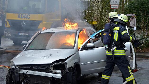 H&ouml;hepunkt des Fachvortrages von Stadtbrandinspektor Harald Albert war die praktische Vorf&uuml;hrung eines L&ouml;scheinsatzes bei einem angenommenen Autobrand vor dem Tagungshotel. Foto: Peter Rauch