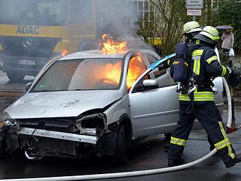 Höhepunkt des Fachvortrages von Stadtbrandinspektor Harald Albert war die praktische Vorführung eines Löscheinsatzes bei einem angenommenen Autobrand vor dem Tagungshotel. Foto: Peter Rauch