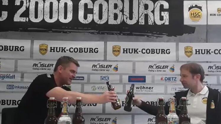 Ex-Geschäftsführer Michael Häfner (links) stößt mit Trainer und Sportlichen Leiter Jan Gorr auf den Aufstieg in die 1. Handball-Bundesliga an. Die Früchte seiner Arbeit darf der 47-jährige Coburger, der seit Gründung des HSC 2000 Coburg beim Klub dabei ist, jedoch nicht mit ernten. Beide PaArchiv