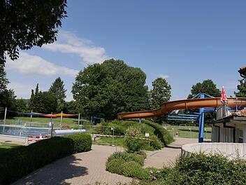 Viel sp&auml;ter als sonst, n&auml;mlich Ende Juni, startete das Badevergn&uuml;gen im M&auml;rchenbad in Neustadt. Und dann mussten die Besucher auch noch die "Verkehrsf&uuml;hrung" auf dem Gel&auml;nde, geregelt durch Z&auml;une und Absperrungen, beachten.  Foto: Manja von Nida