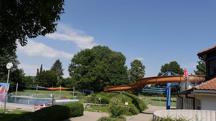 Viel sp&auml;ter als sonst, n&auml;mlich Ende Juni, startete das Badevergn&uuml;gen im M&auml;rchenbad in Neustadt. Und dann mussten die Besucher auch noch die "Verkehrsf&uuml;hrung" auf dem Gel&auml;nde, geregelt durch Z&auml;une und Absperrungen, beachten.  Foto: Manja von Nida
