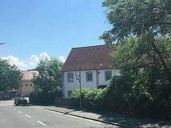 Wenn der Stadtrat zustimmt, wird auf dem Gelände der früheren Gastwirtschaft "Bayerischer Hof" und dem Minigolf-Platz ein Komplex mit 63 Wohnungen gebaut.