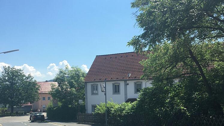 Wenn der Stadtrat zustimmt, wird auf dem Gelände der früheren Gastwirtschaft "Bayerischer Hof" und dem Minigolf-Platz ein Komplex mit 63 Wohnungen gebaut.
